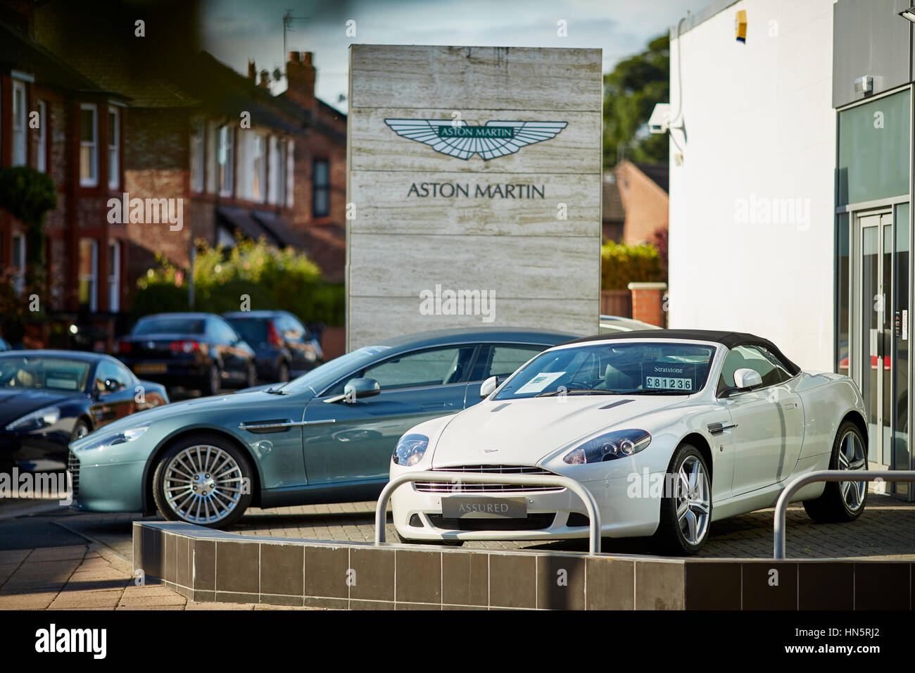 Journée ensoleillée en Wilmslow Cheshire village riche d'occasion de luxe ca beaucoup d'argumentaires de vente et d'exposition pour Aston Martin dans le sud de Manchester, Angleterre, Royaume-Uni. Banque D'Images