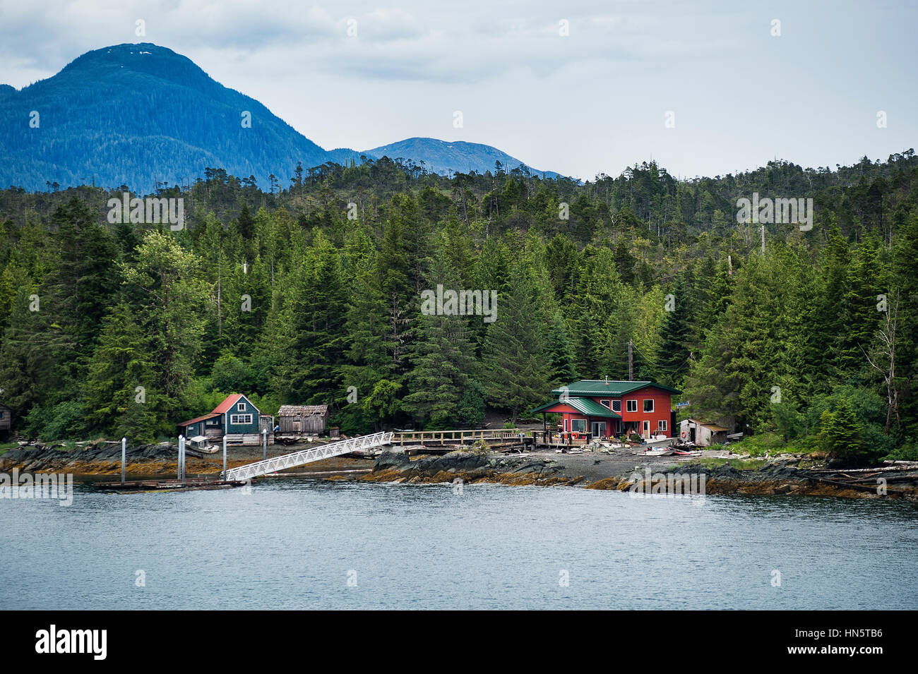 Hors de la grille cabine sur l'île de l'archipel Alexander, Gravina, Alaska, USA Banque D'Images