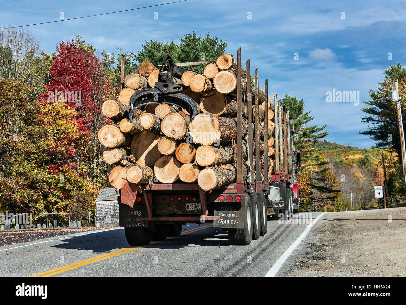 Le transport par camion de bois brut récolté dans le Maine, USA Banque D'Images