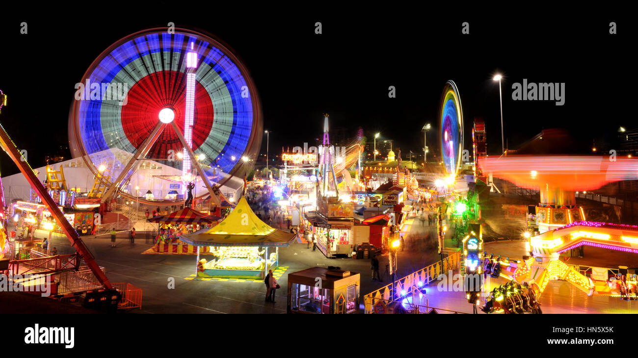 Parc d'attractions du carnaval dans l'obscurité. Banque D'Images