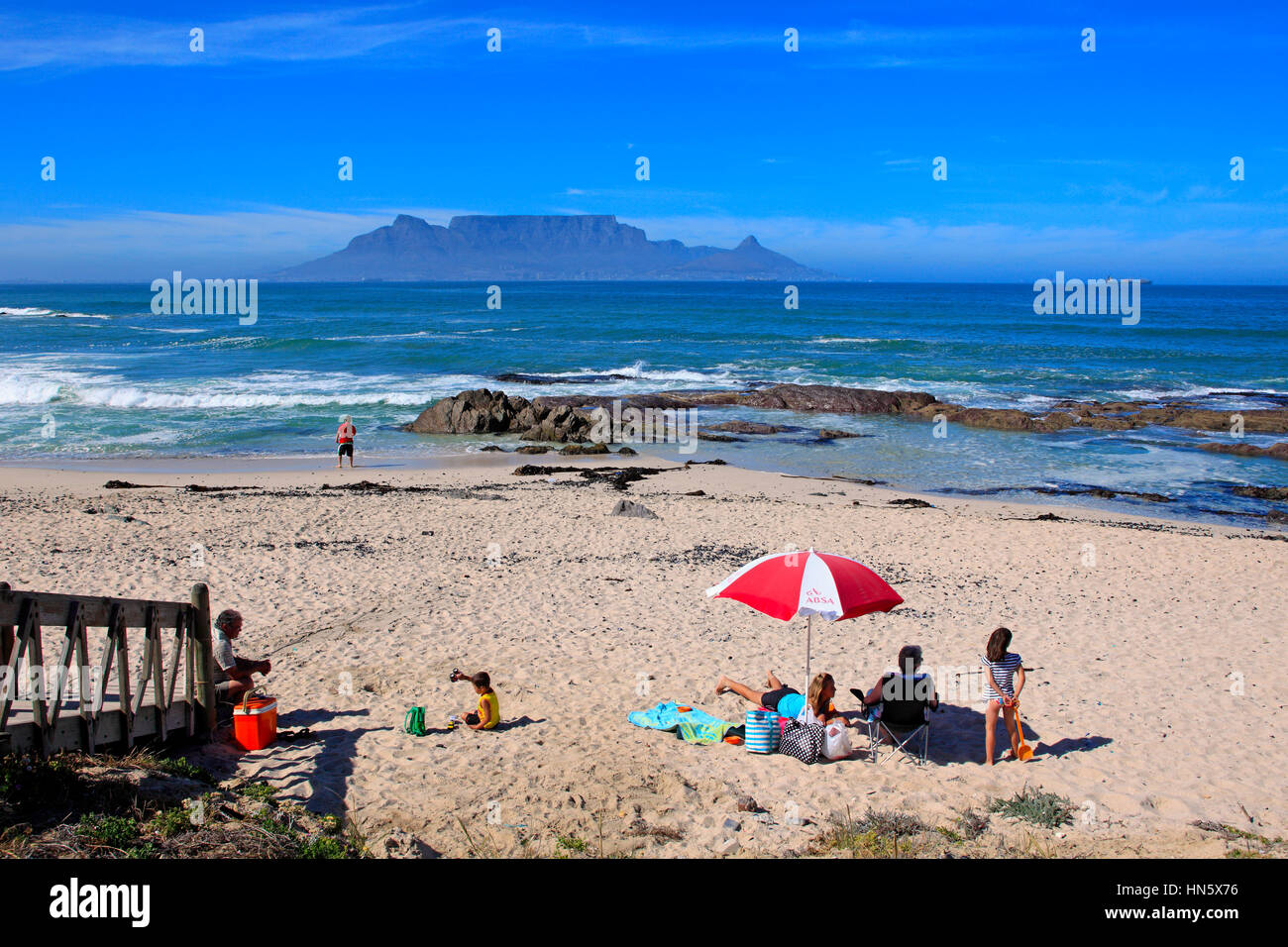 Bloubergstrand, Cape Town, Afrique du Sud, Afrique, beachlife avec vue sur la Montagne de la table Banque D'Images