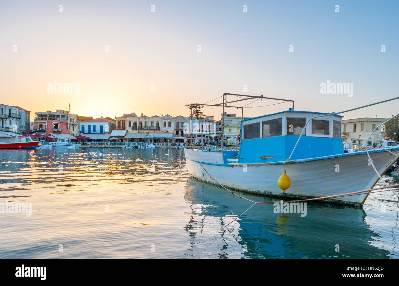 L'ancien bateau de pêche amarré dans le vieux port vénitien de Réthymnon, Grèce Banque D'Images