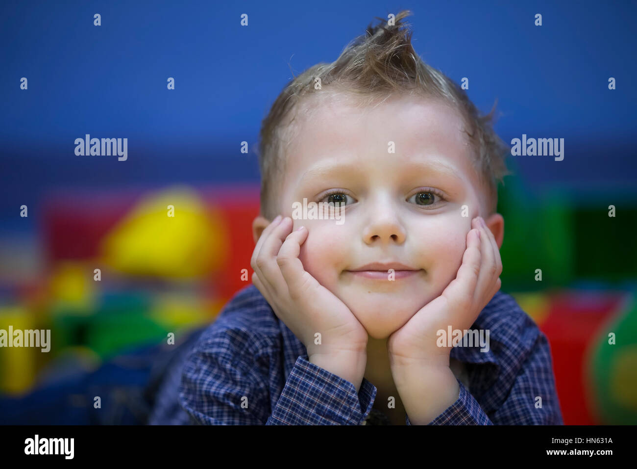 Portrait D Un Beau Garcon De Six Ans Dans Une Chemise En Denim Photo Stock Alamy
