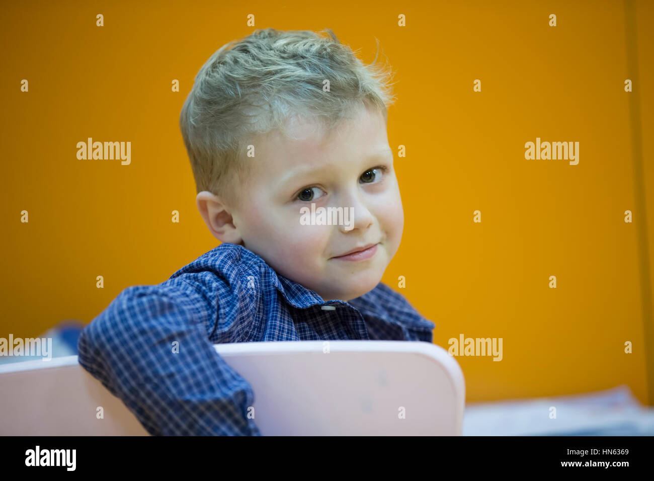 Portrait D Un Beau Garcon De Six Ans Dans Une Chemise En Denim Photo Stock Alamy