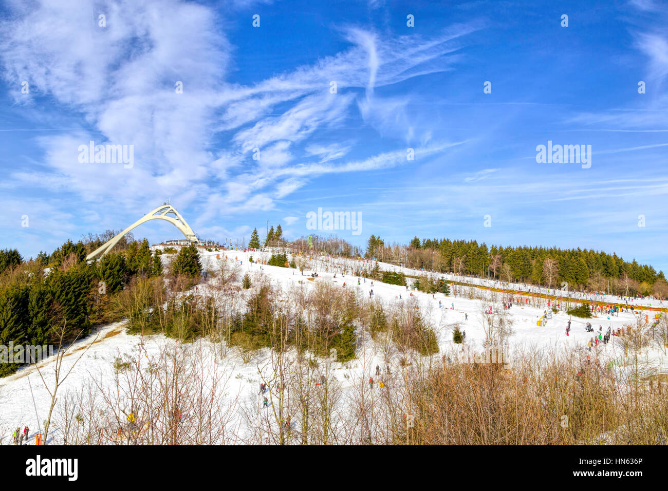 Vue panoramique sur St Georg saut à ski le lieu, donnant sur un domaine skiable populaire dans la ville de Winterberg, Rhénanie du Nord-Westphalie, Allemagne. Banque D'Images
