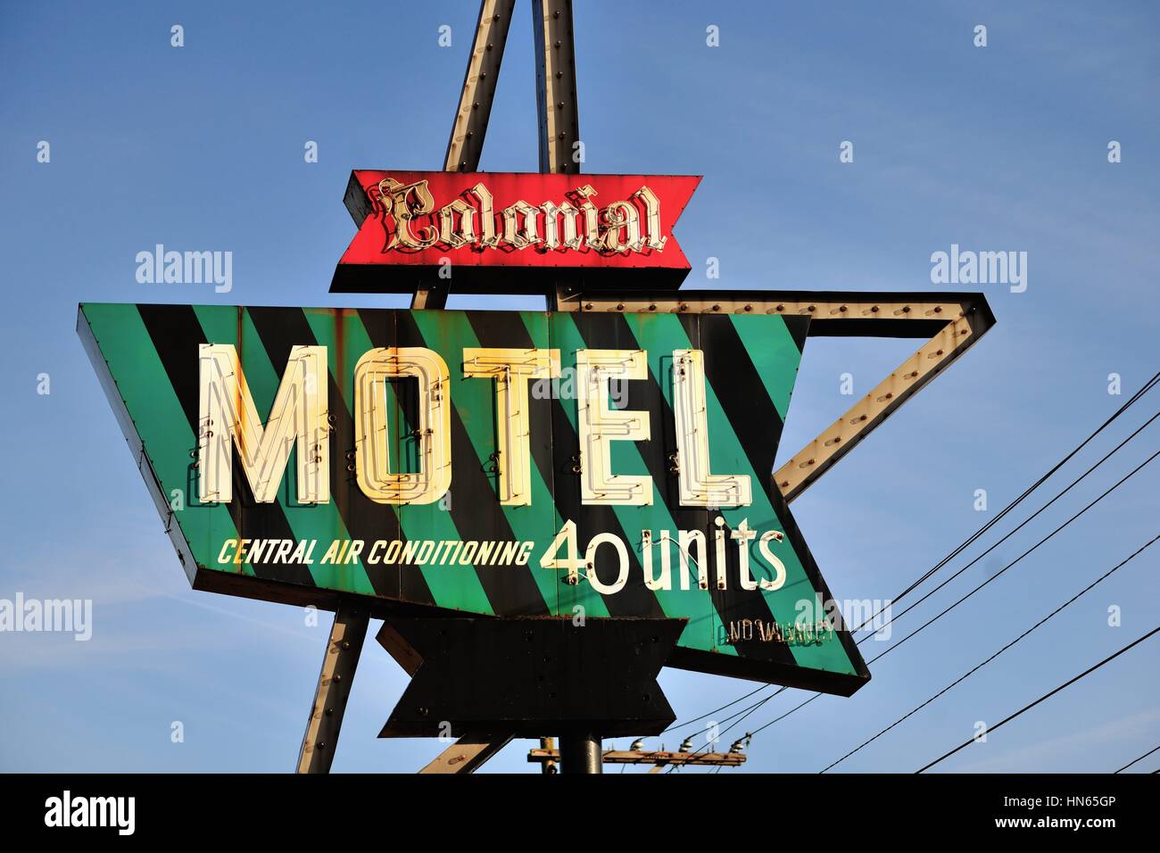 Un retour à une autre époque, un motel sign, typique de ceux qui, à travers les États-Unis dans les années 1950, 1960 et 1970, existe toujours à Elgin, Illinois, USA. Banque D'Images