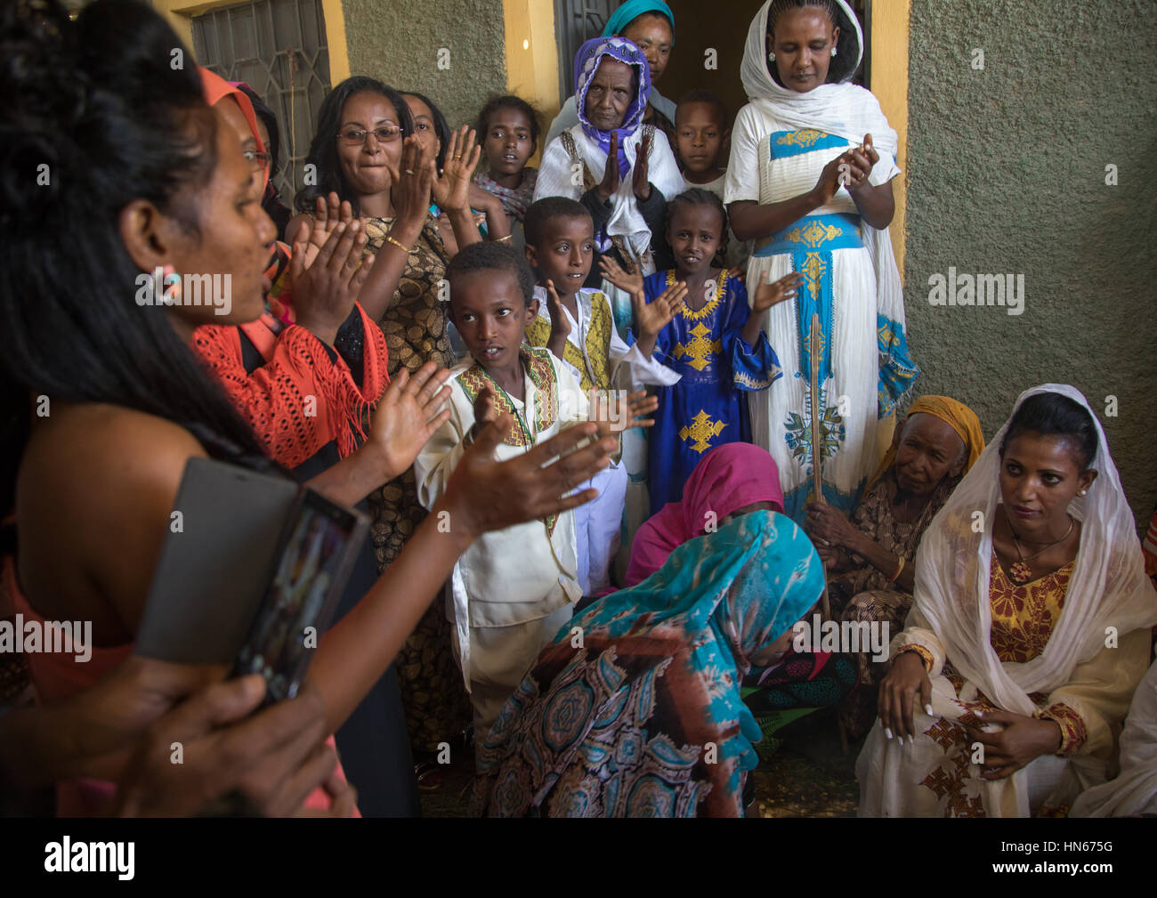 Les femmes des mains au cours d'une cérémonie de mariage Orthodoxe, région Afar, Ethiopie, Assaita Banque D'Images