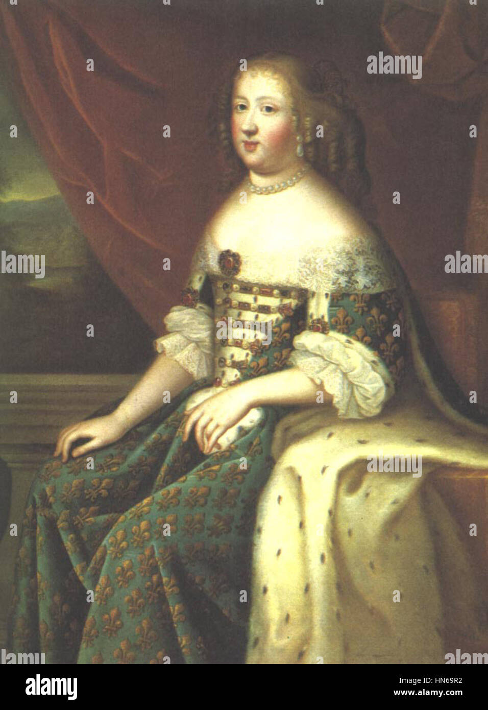 Ce portrait à l'huile du XVIIe siècle de Marie-Thérèse d'Autriche la représente comme la reine de Louis XIV de France. La peinture reflète la grandeur et la formalité de la cour royale pendant la période baroque, mettant en valeur la tenue royale et la stature de la reine. L’identité de l’artiste reste inconnue, mais l’œuvre illustre l’opulence et le style artistique de l’époque. Banque D'Images