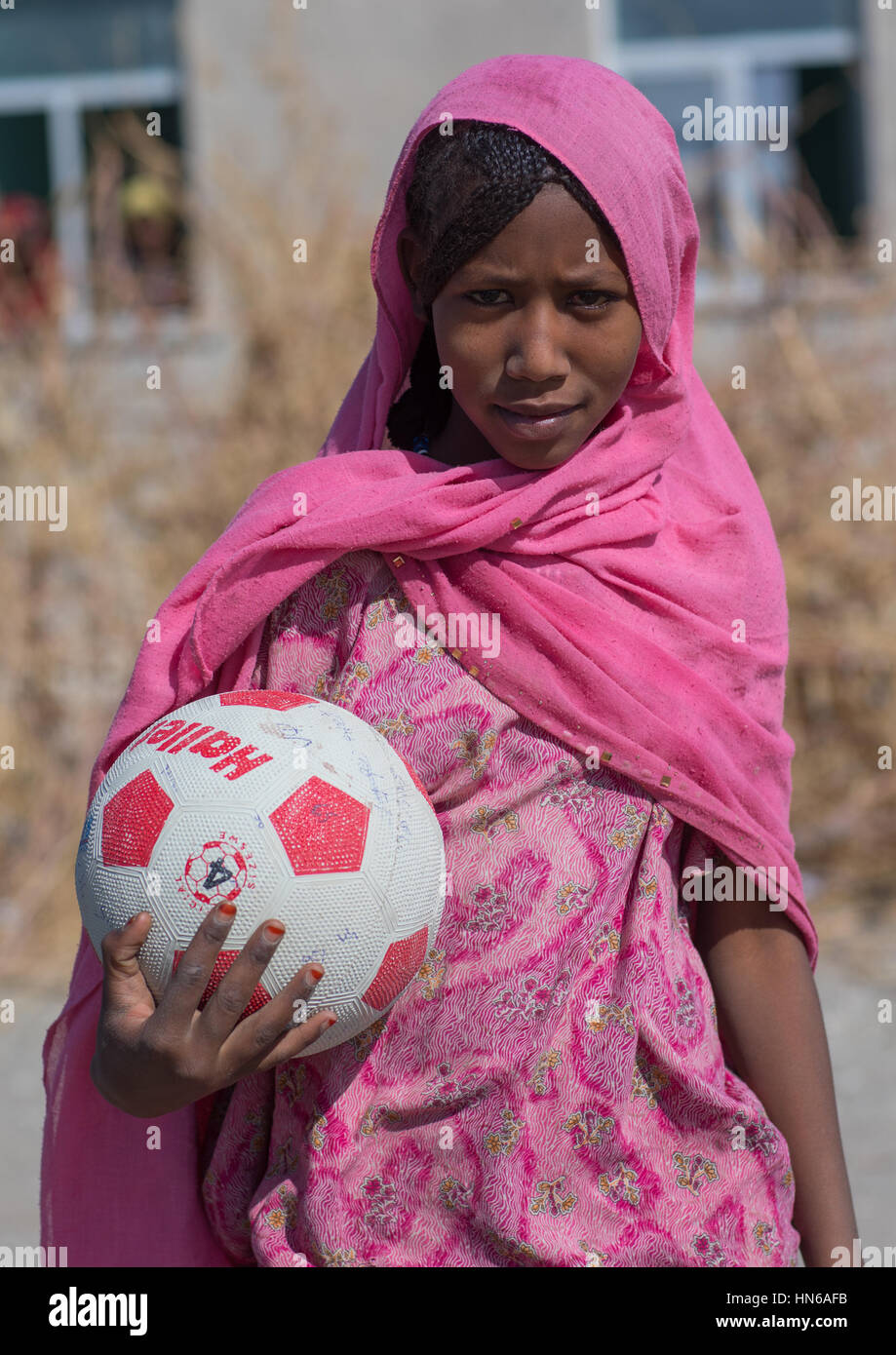 Portrait d'une tribu Afar girl in pink voile avec un ballon, région Afar, Semera, Ethiopie Banque D'Images