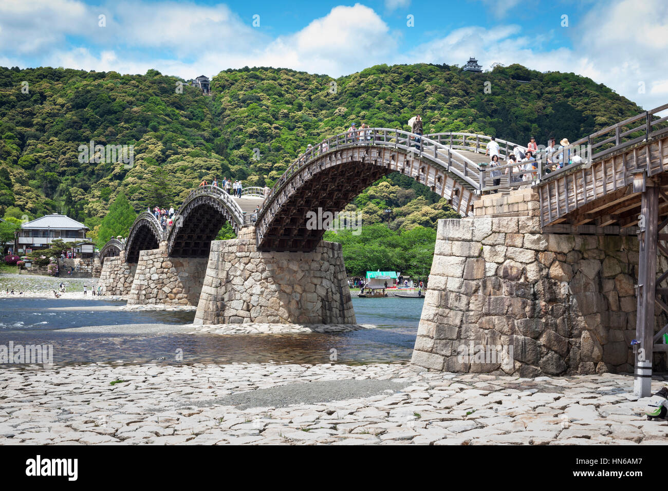 IWAKUNI, JAPON - Mai 2012 : Kintai Bridge enjambant la rivière Nishiki à Iwakuni, Japon le 3 mai 2012. Le 17ème siècle est un pont en arc en bois popula Banque D'Images