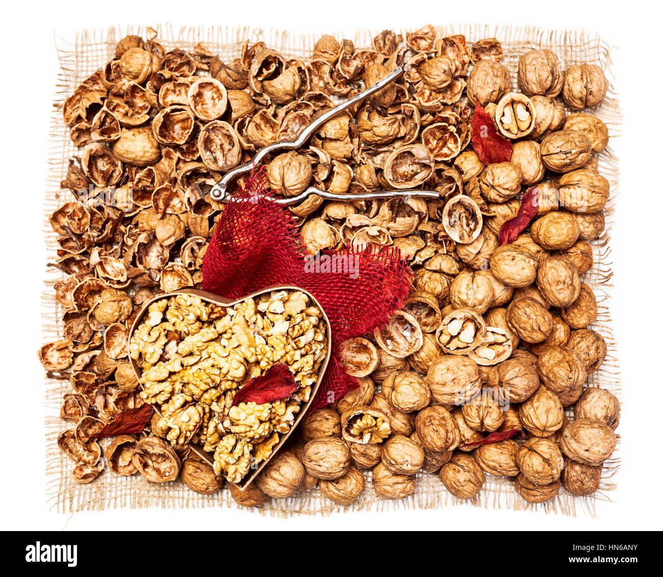 Les cerneaux de noix dans la boîte en forme de coeur, ensemble de coquilles de noix, de noisette et d'arrière-plan comme la saine alimentation et de suivre un régime top concept, vue, télévision lay Banque D'Images