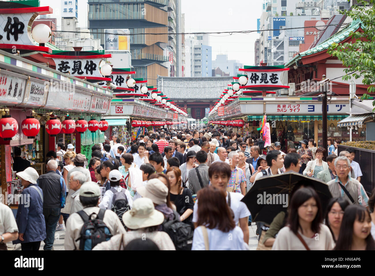 TOKYO - Le 24 mai : la Rue Commerçante Nakamise à Asakusa, Tokyo rempli de touristes le 24 mai 2012. L'occupé arcade relie le Temple Senso-ji à il est hors Banque D'Images