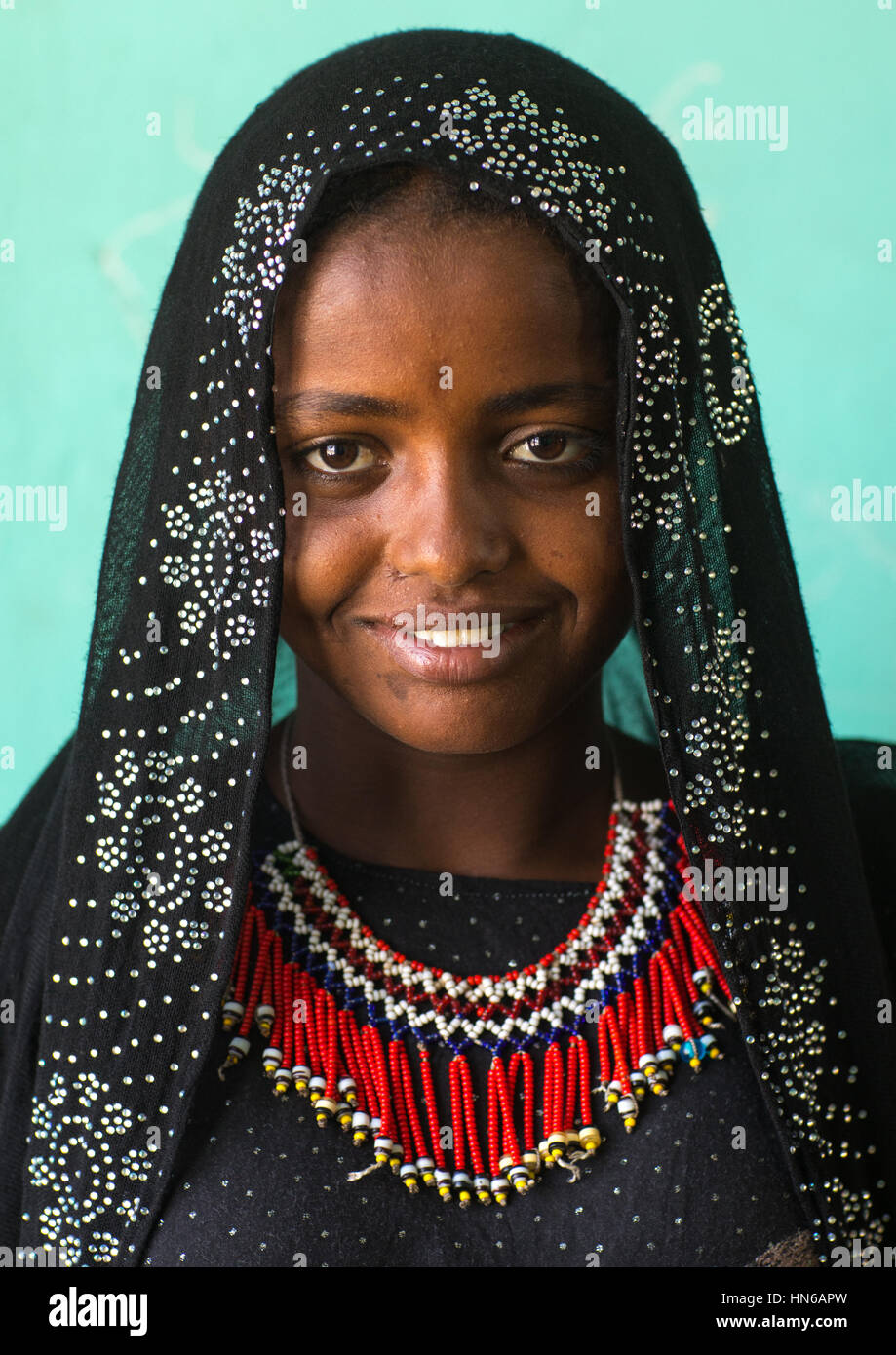 Portrait d'une tribu Afar fille aux cheveux tressés et collier et boucles, région Afar, Semera, Ethiopie Banque D'Images