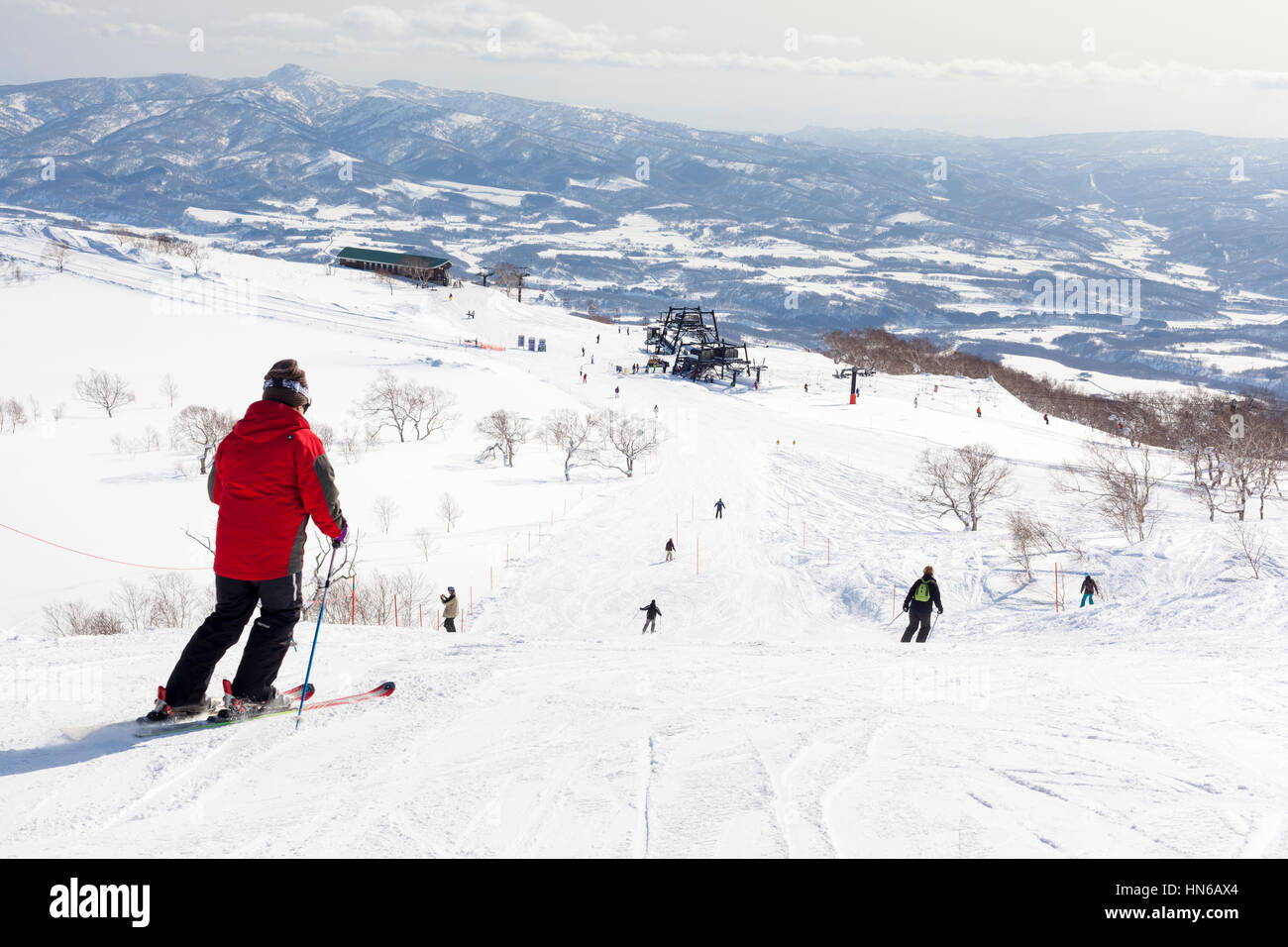 Niseko, Japon - 4 mars, 2012 : large vue montrant des skieurs, des pistes et des remontées mécaniques sur le mont Annupuri dans la station de ski de Niseko sur l'île d'Hokkaido, dans le Nord de J Banque D'Images