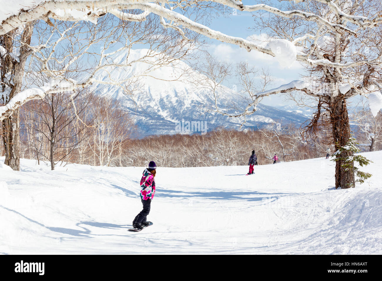NISEKO, JAPON - 10 mars : vue générale de personnes planche sur une piste dans la station de ski Niseko Grand Hirafu, Hokkaido, Japon le 10 Ma Banque D'Images