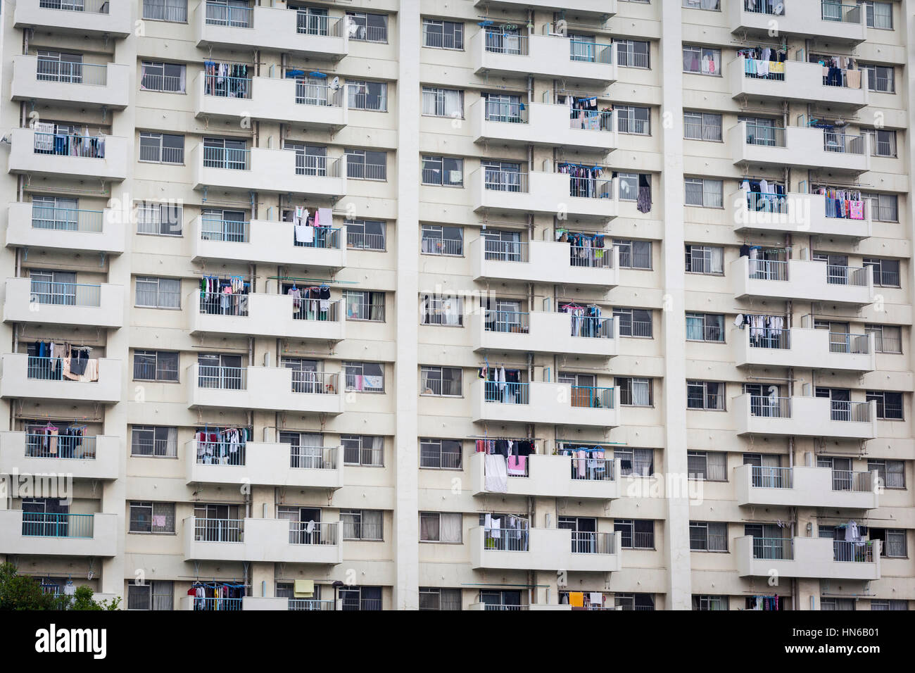 TOKYO- 25 mai : une tour résidentielle de base, bloc dans le quartier de Tsukiji de Tokyo le 25 mai 2012. Les rangées de fenêtres et balcons donnent sur la Banque D'Images