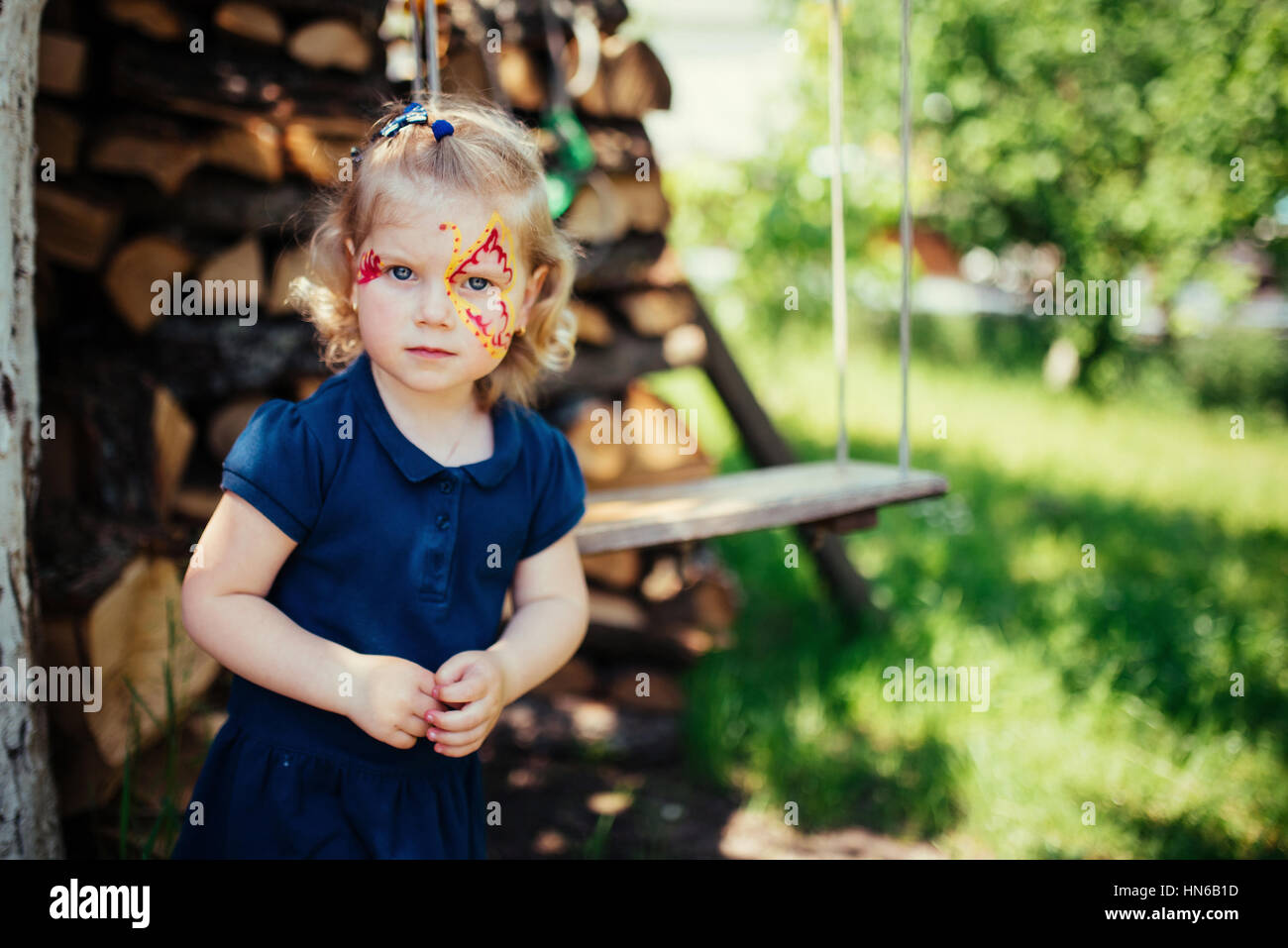 Jeune fille avec la peinture du visage papillon. Banque D'Images