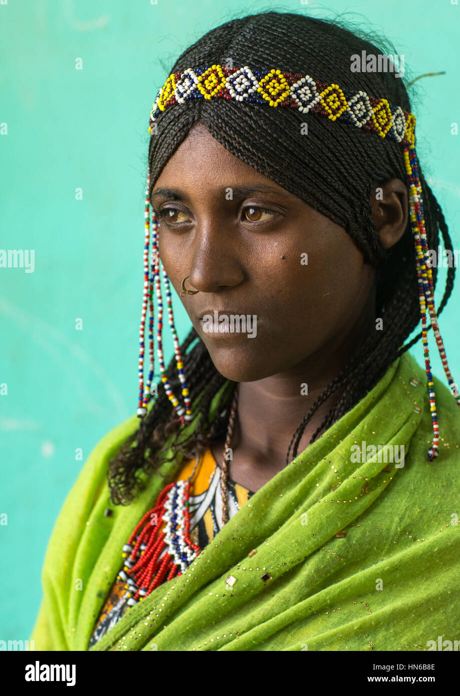 Portrait d'une tribu Afar fille aux cheveux tressés et anneau pour le nez, région Afar Semera, Éthiopie, Banque D'Images