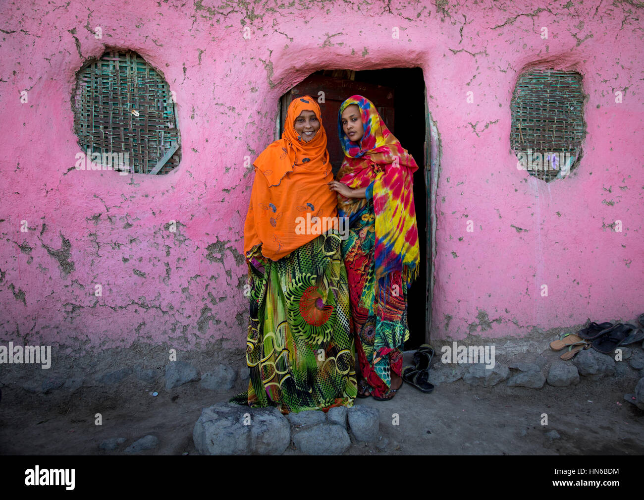 Aminat avec sa fille Hannah qu'elle avait quand elle avait 14 ans, région Afar, Ethiopie, Assaita Banque D'Images
