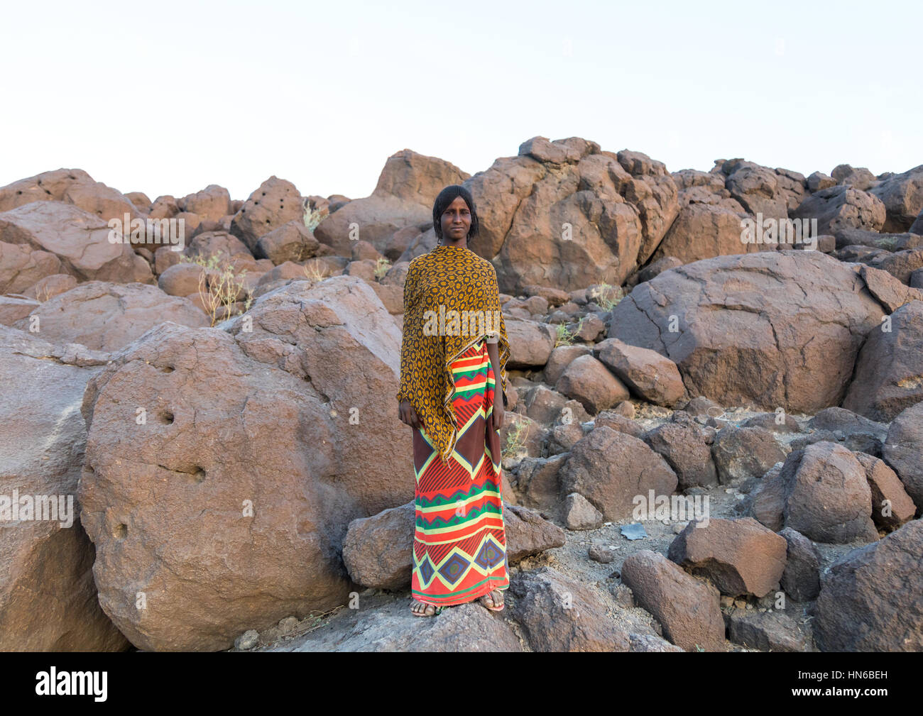 Afar tribe femme debout dans une zone rocheuse, région Afar, Ethiopie, Assaita Banque D'Images