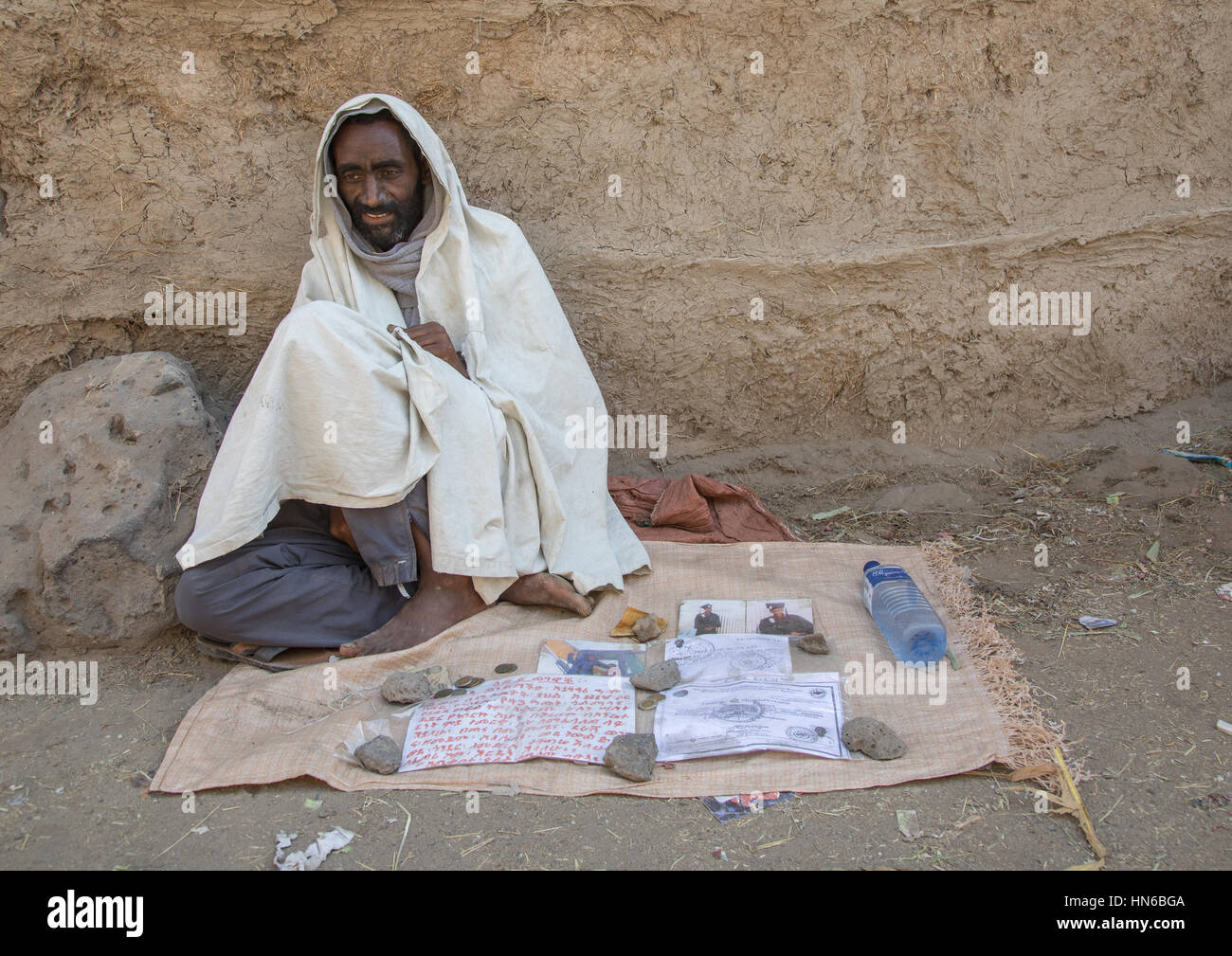 Pauvre homme souffrant du sida la mendicité pour l'argent dans la rue, région Afar, Ethiopie, Assaita Banque D'Images