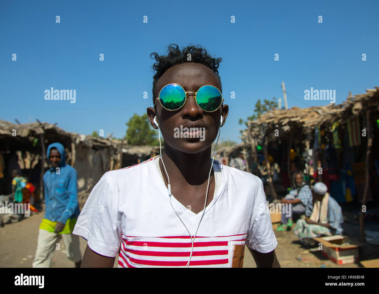 Portrait d'une tribu Afar adolescent avec des lunettes de soleil dans la rue, région Afar, Ethiopie, Assaita Banque D'Images