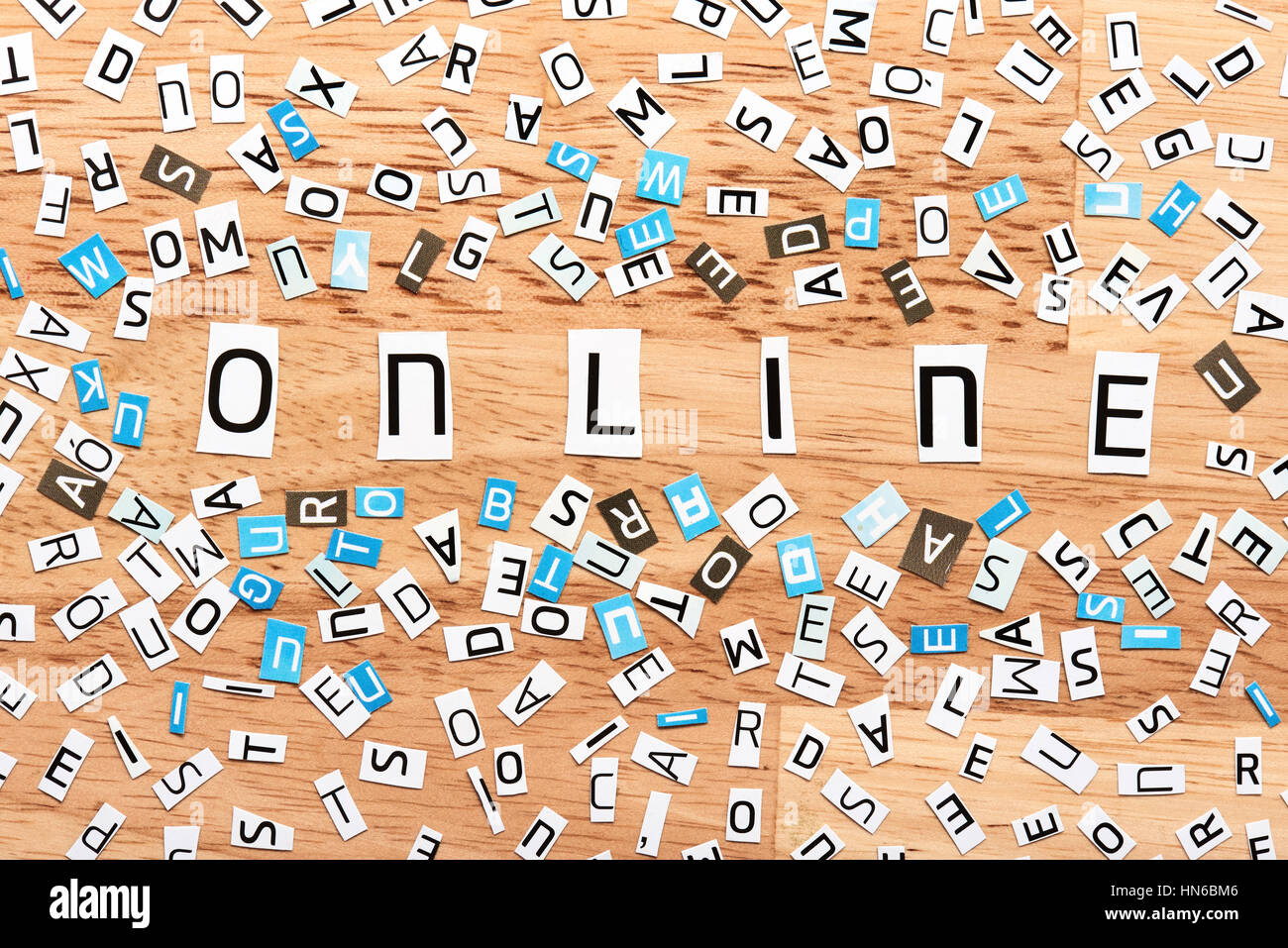 Mot en ligne de découper les lettres sur le tableau en bois Banque D'Images