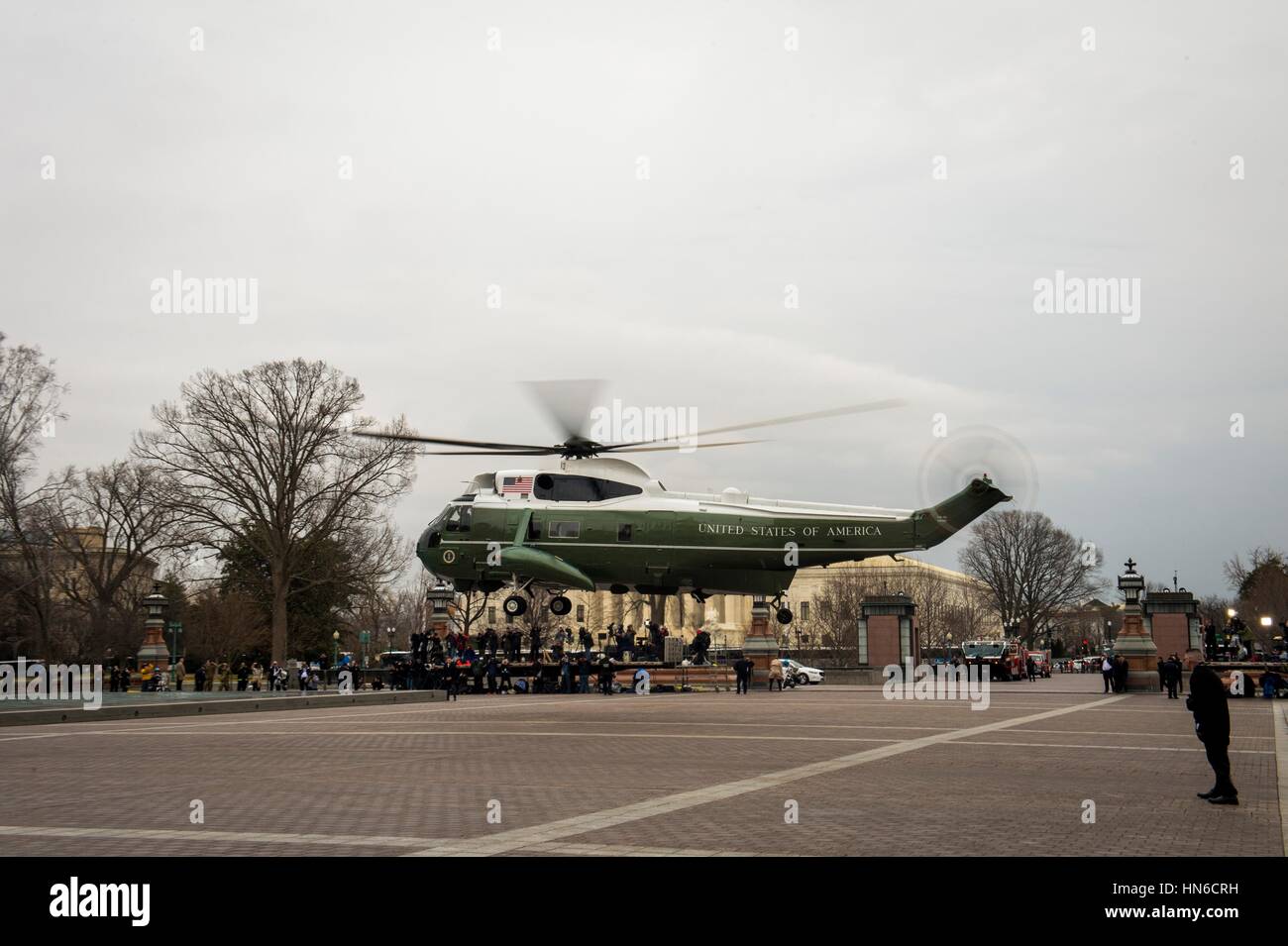 Un hélicoptère des Marines des États-Unis s'écarte de la capitale américaine avec l'ancien président américain Barack Obama et l'ancienne Première Dame Michelle Obama après la cérémonie de départ à la 58e Cérémonie d'investiture le 20 janvier 2017 à Washington, DC. Banque D'Images