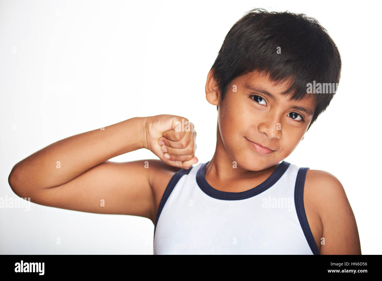 Hispanic boy showing muscles isolé sur fond blanc Banque D'Images