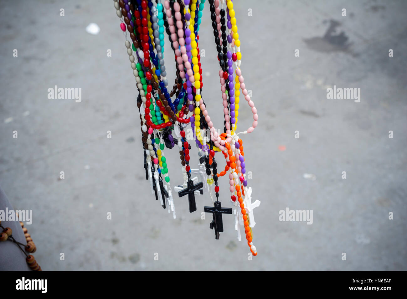 Un prêtre franciscain distribue gratuitement des chapelets dans le le moyeu, dans la section de la Melrose New York borough du Bronx le Dimanche, Février 5, 2017. Le moyeu Central Business District tient son nom de la convergence de quatre routes, à l'est la 149e Rue, Willis, Melrose et troisième avenues et est le plus ancien des grands quartiers commerçants de l'arrondissement. (© Richard B. Levine) Banque D'Images