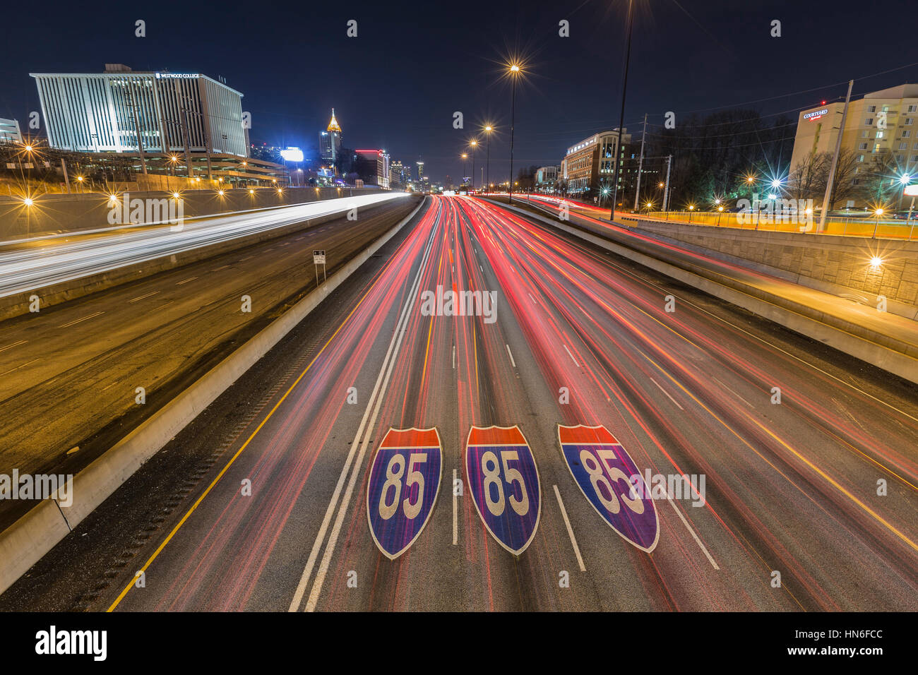 Atlanta, Georgia, USA - 15 Février 2014 : l'Interstate highway 85 trottoir, le centre-ville et de la circulation de nuit. Banque D'Images