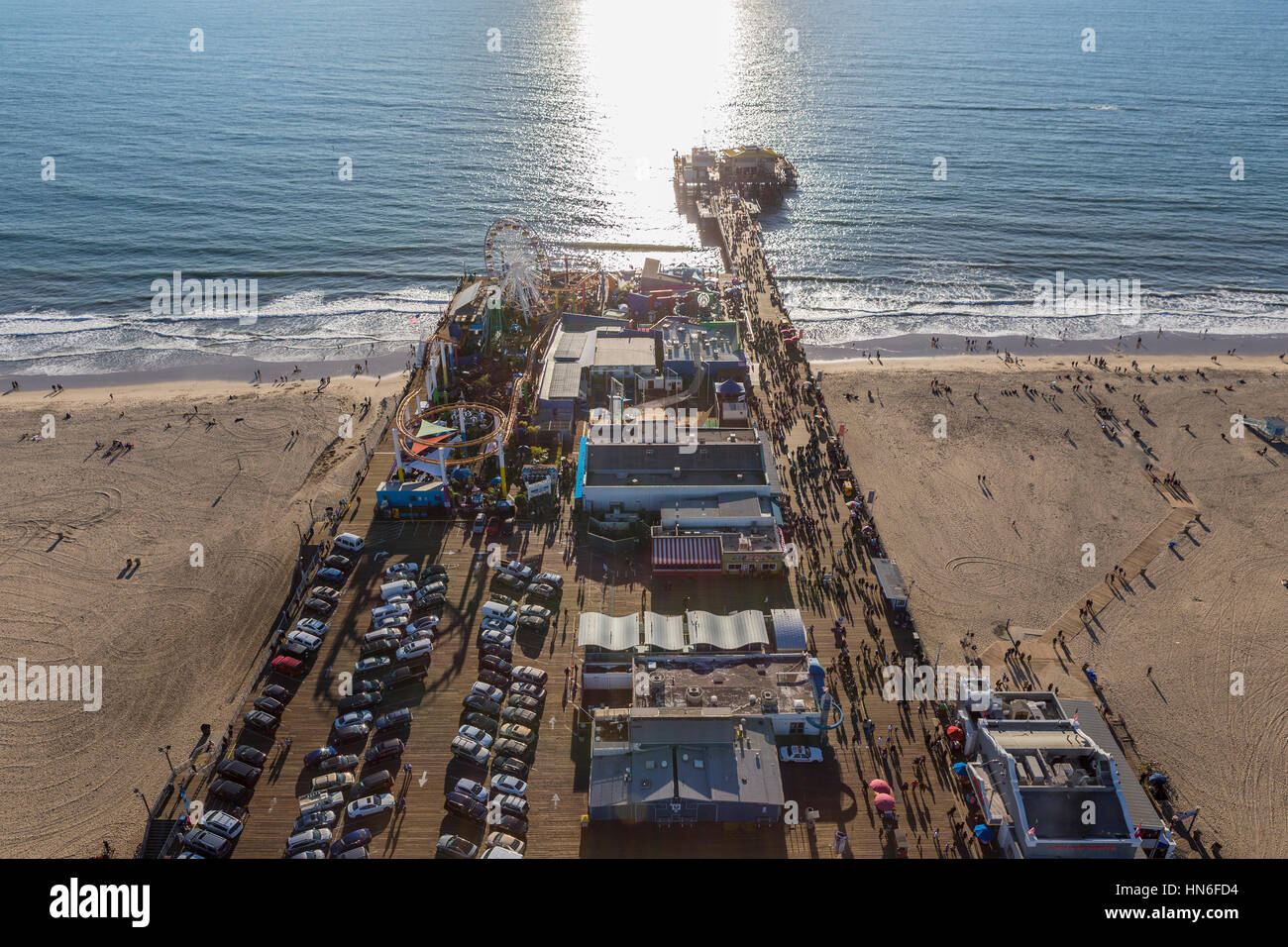 Santa Monica, Californie, USA - 17 décembre 2016 : Fin de l'après-midi vue aérienne de Santa Monica Pier et l'océan Pacifique en Californie du Sud. Banque D'Images
