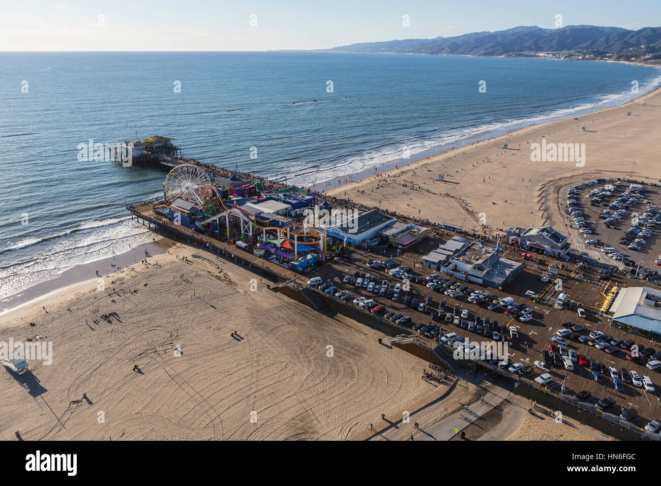 Santa Monica, Californie, USA - 17 décembre 2016 : antenne de Santa Monica Pier et de la plage, près de Los Angeles en Californie. Banque D'Images