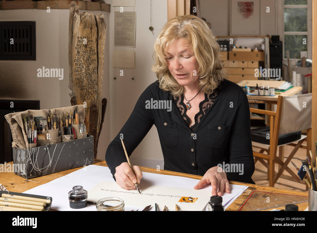 Studio de calligraphie, femme écrit le texte avec un stylo et plume, Grabenstätt, Haute-Bavière, Allemagne Banque D'Images