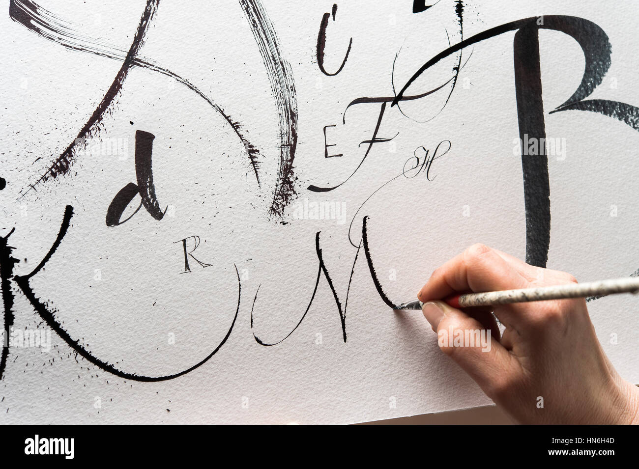 Studio de calligraphie, écrit à la main lettre M avec stylo et plume, Aquarelle, satiné feuille avec différentes lettres, Grabenstätt Banque D'Images
