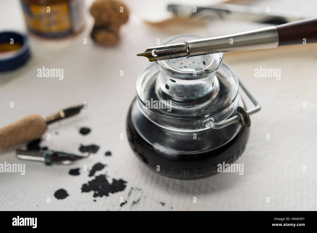 Studio de calligraphie, inkwell avec de l'encre noire et plume avec plume, encrier et papier fait main à l'arrière, Grabenstätt, Haute-Bavière Banque D'Images