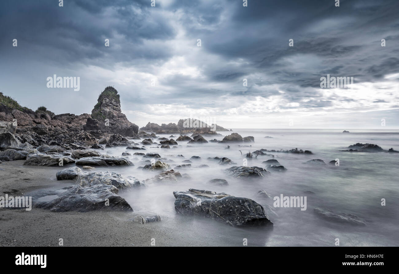 Plage, nuages de pluie, Région de la côte ouest, Southland, Nouvelle-Zélande Banque D'Images