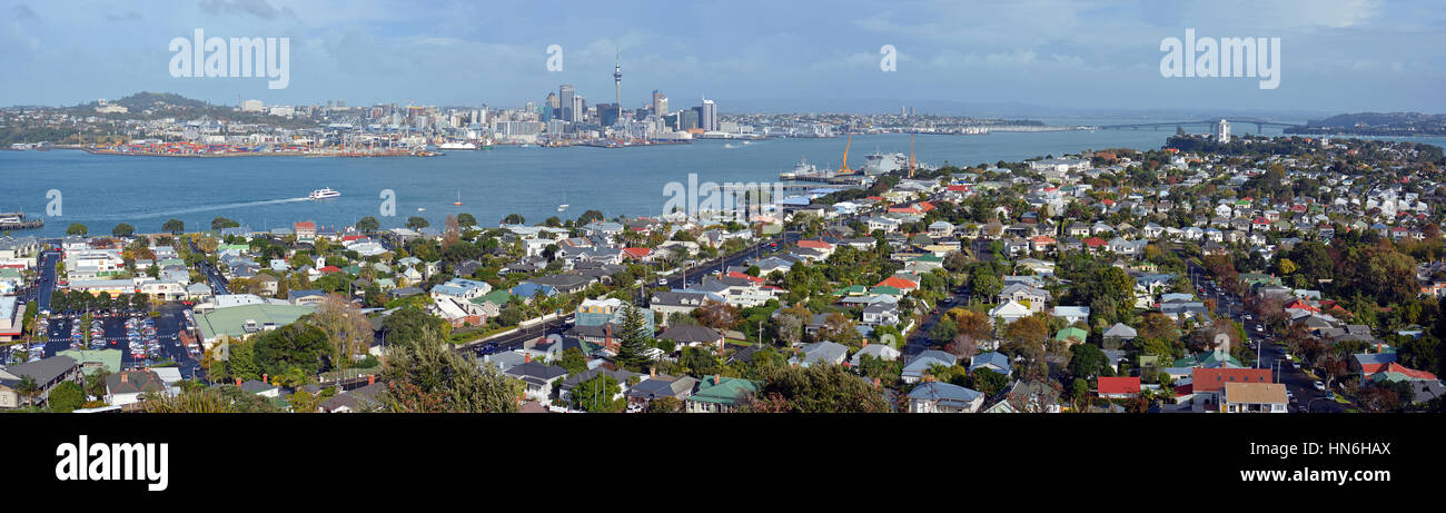 Vue panoramique depuis le mont Victoria, Devonport vers Auckland City et le Pont du Port à l'arrière-plan - Image. Banque D'Images