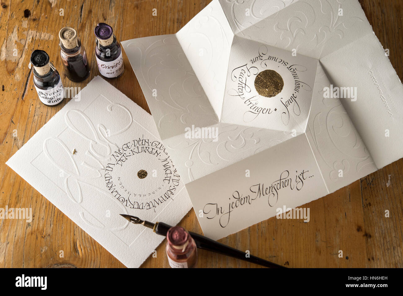 Studio de calligraphie, les cartes avec l'écriture, part empreintes, encriers au dos, porte-plume avec tire-ligne à l'avant, Grabenstätt Banque D'Images