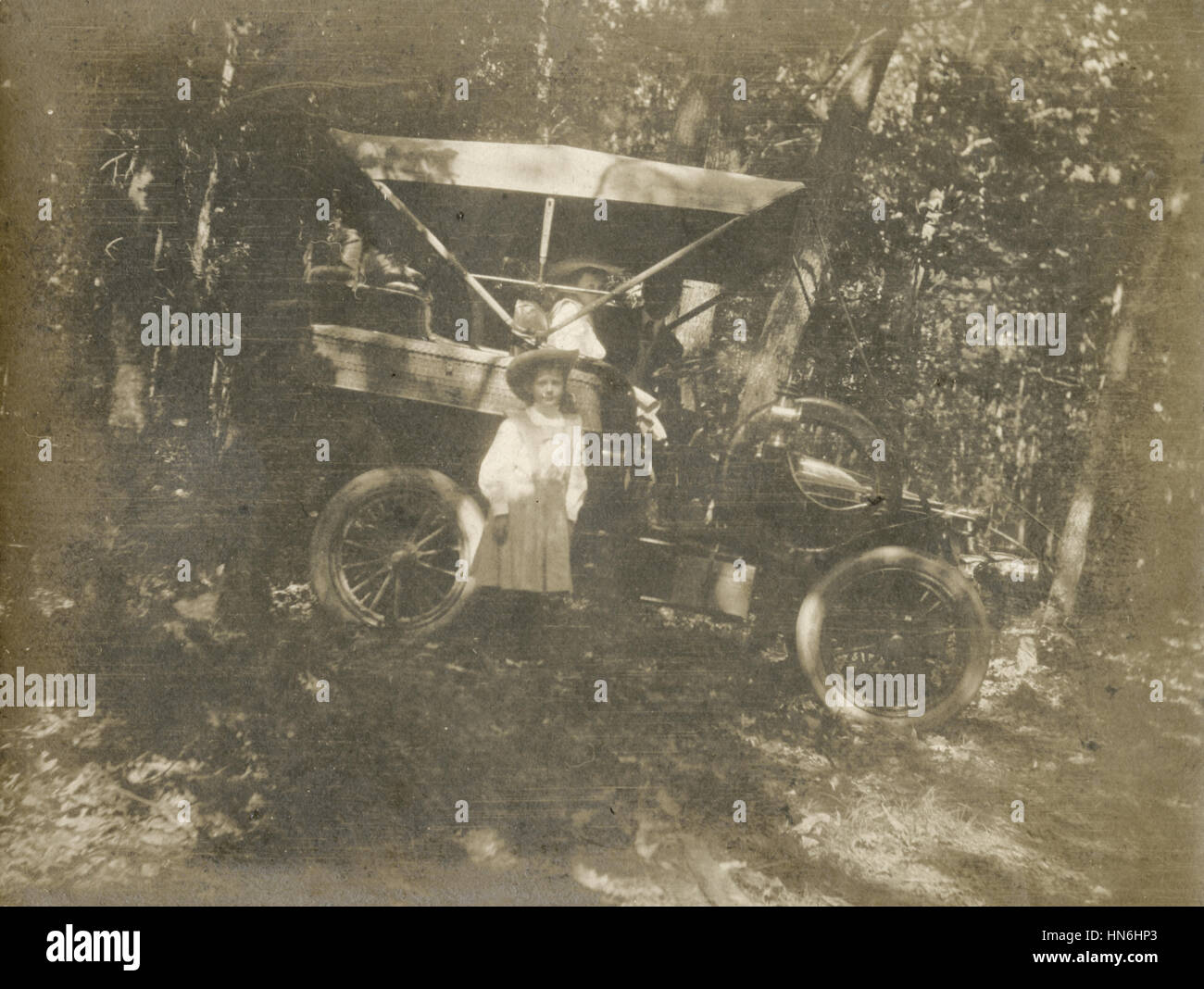 25 juin 1905 anciens, photographie, une famille dans leur voiture dans les bois à Walden Pond, à Concord, Massachusetts, USA. Banque D'Images