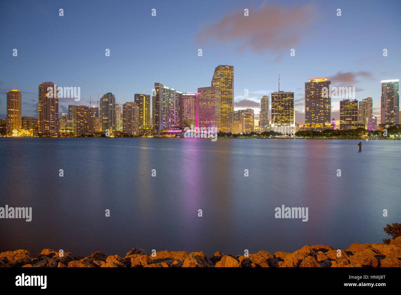 La ville de Miami avec Bayfront Park en premier plan avec vue sur la baie de Biscayne au crépuscule vue depuis l'île de Dodge. Banque D'Images