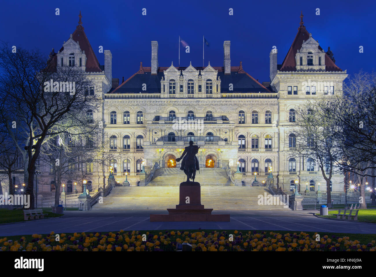 Lit de fleur en face du New York State Capitol Building, c'est le siège de gouvernement de l'Etat, est situé à Albany. Banque D'Images