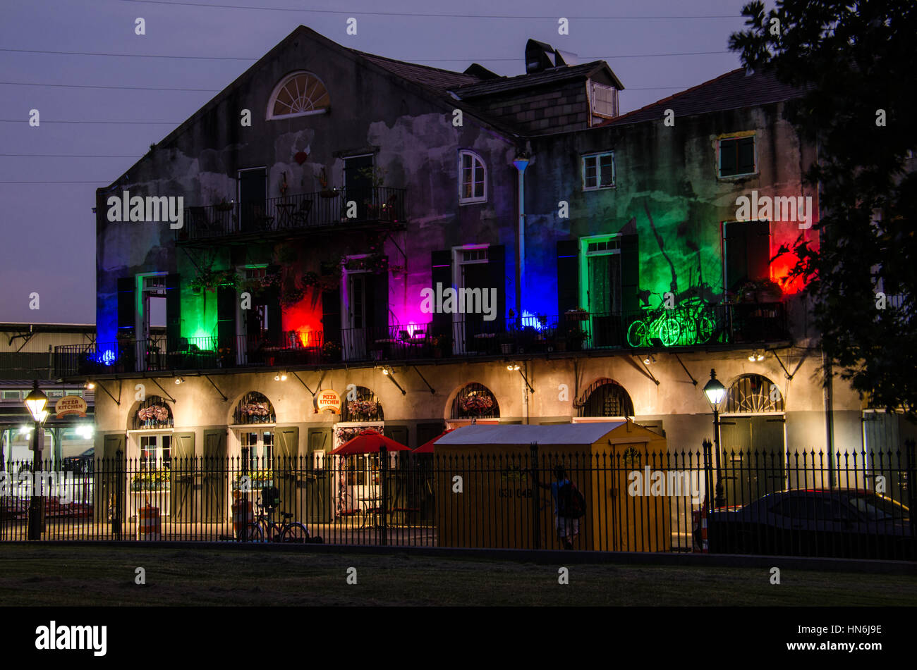 New Orleans, USA - Le 13 juillet 2015 : lumières multicolores avec Louisiane Cuisine Pizza restaurant dans le quartier français, la Nouvelle Orléans. Banque D'Images