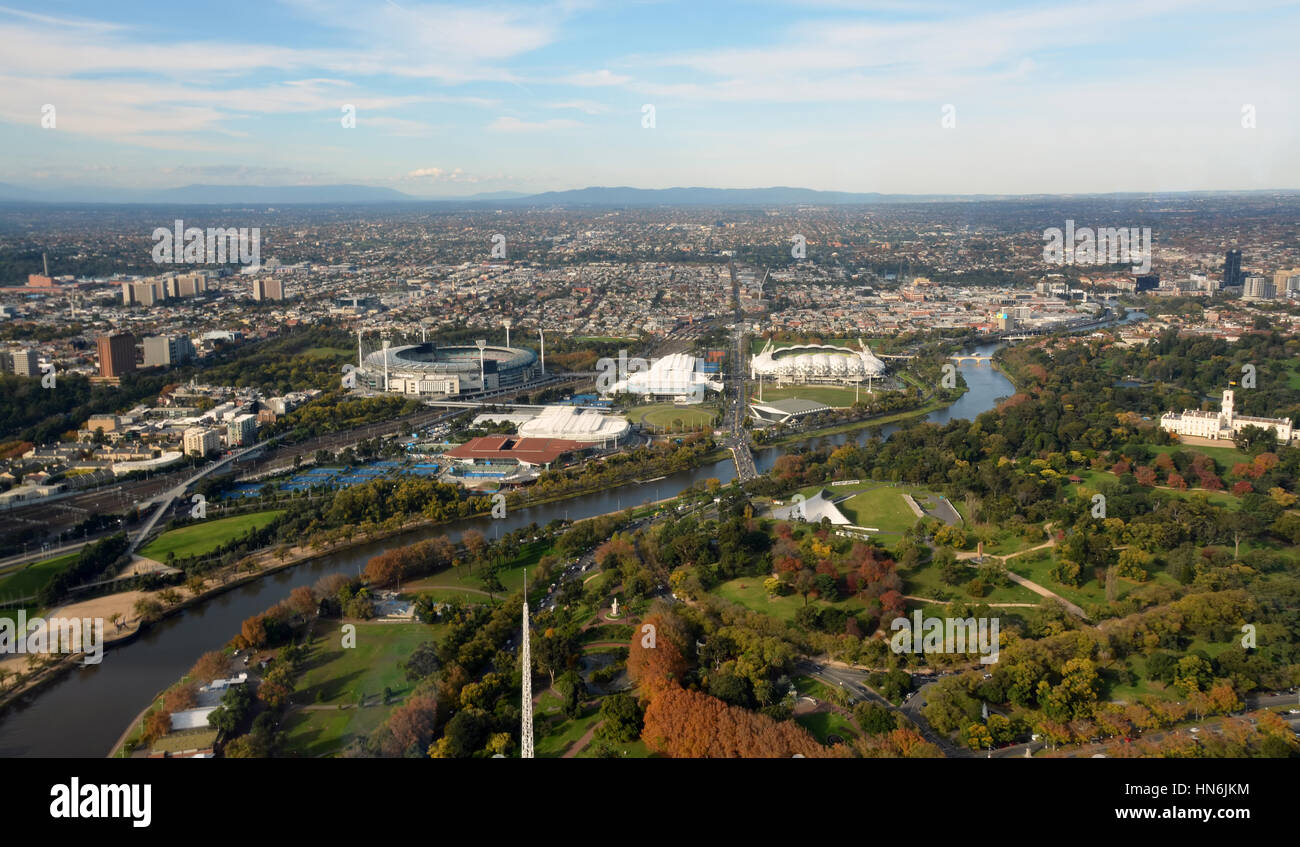 Vue aérienne de la banlieue Est de Melbourne dont MCG, Rod Laver Arena et le fleuve Yarra. Banque D'Images