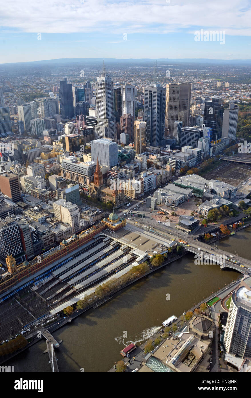 Vue aérienne de la ville de Melbourne. Dans l'avant-plan est le Fleuve Yarra et la gare de Flinders Street et dans le contexte de la CDB. Banque D'Images