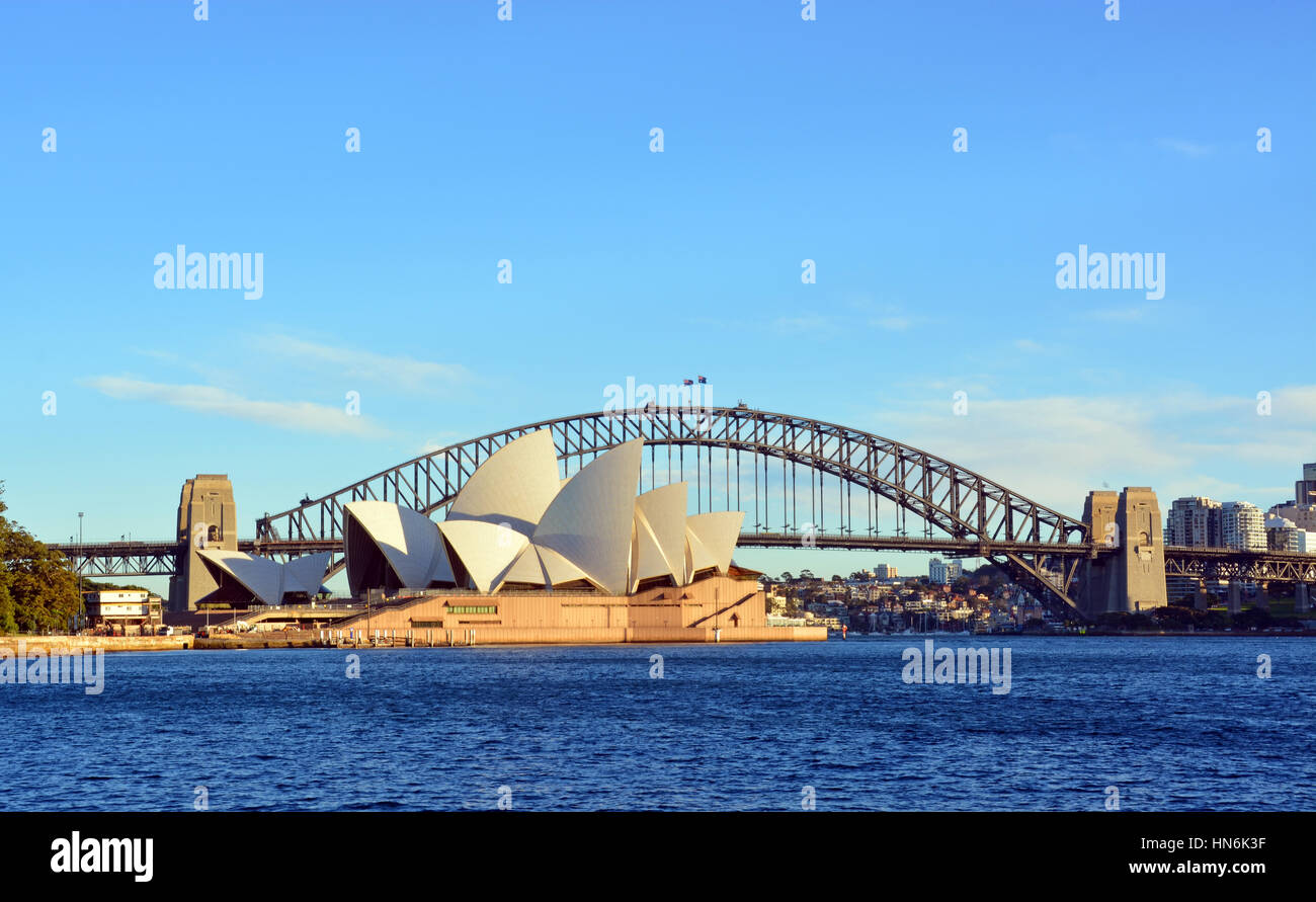 Sydney, Australie - le 17 juillet 2014 : Sydney Opera House & Pont à partir du point de Macquarie sur un beau matin d'hiver. Banque D'Images
