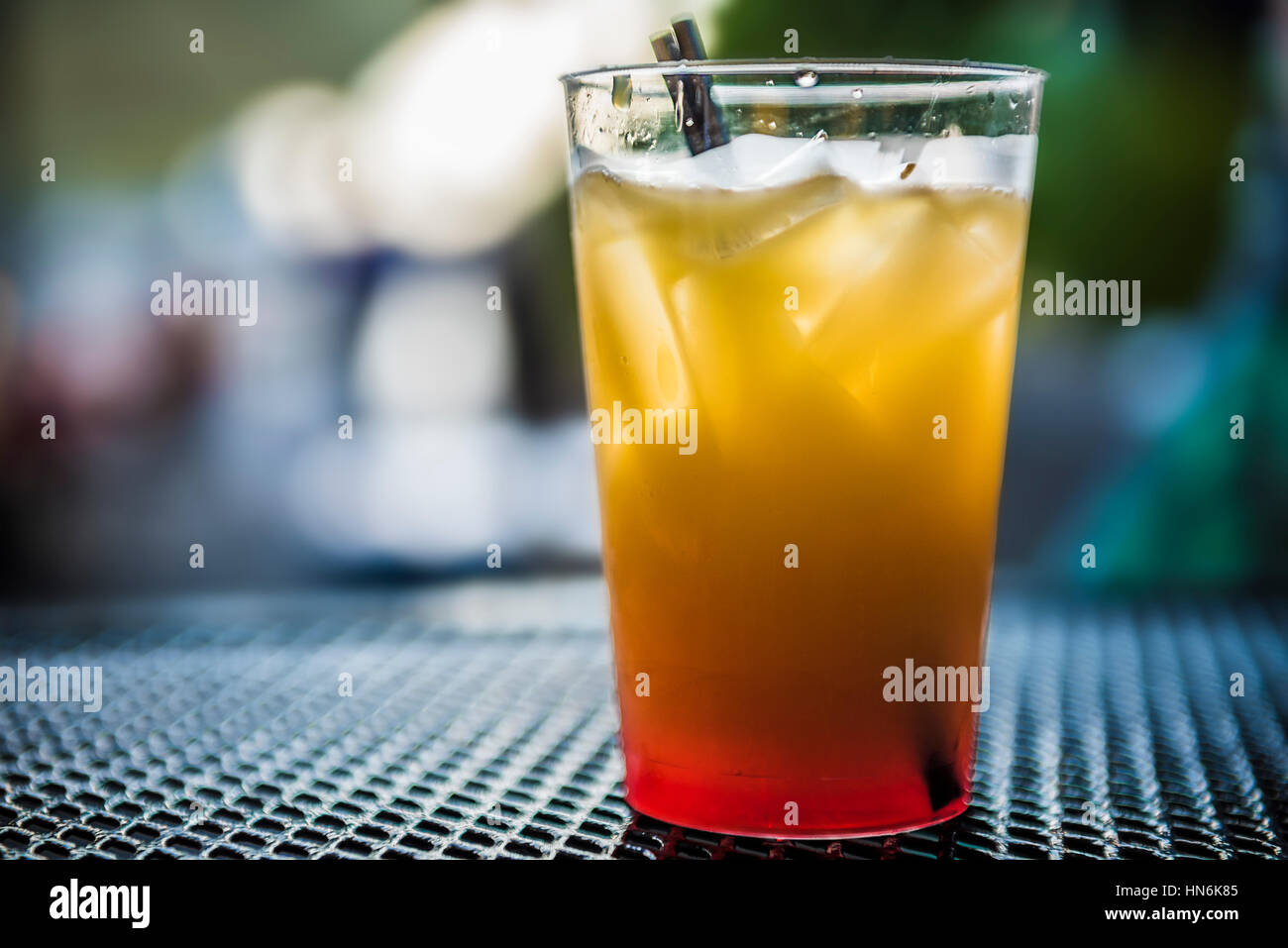 Coucher de soleil rose et orange boisson alcoolisée avec rhum, vodka, jus  d'ananas et glace au café avec l'arrière-plan flou Photo Stock - Alamy
