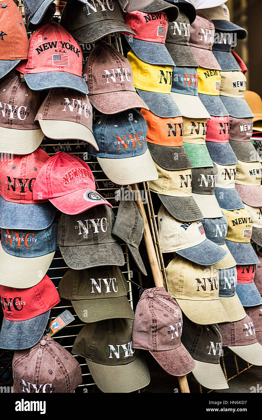 New York hat stand avec NYC casquettes de baseball sur l'affichage Photo  Stock - Alamy