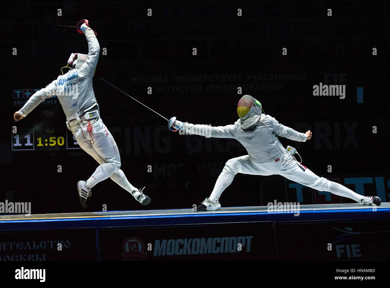 Moscou, Russie. 30 mai 2015 : la Roumanie Tiberiu Dolniceanu contre l'Allemagne Matyas Szabo dans la finale de l'année 2015 tournoi d'escrime Sabre de Moscou. Banque D'Images