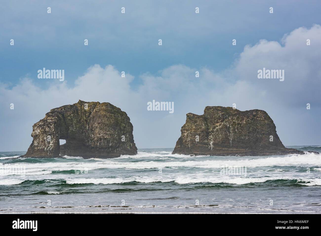 Twin Rocks à Rockaway Beach, Oregon au cours couvert en temps brumeux océan Pacifique Banque D'Images